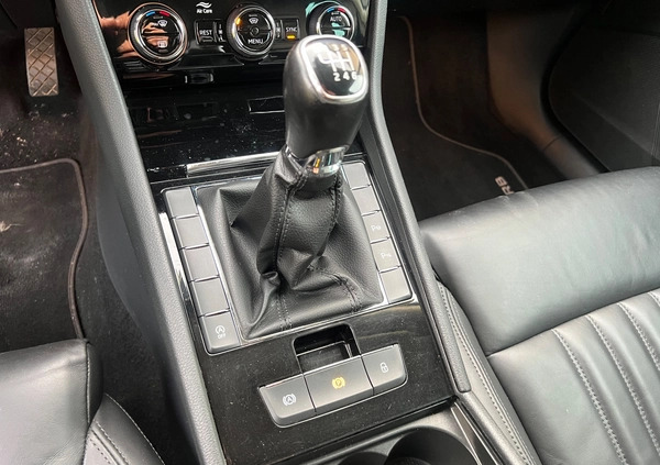 Skoda Superb cena 59900 przebieg: 239000, rok produkcji 2018 z Mieroszów małe 781